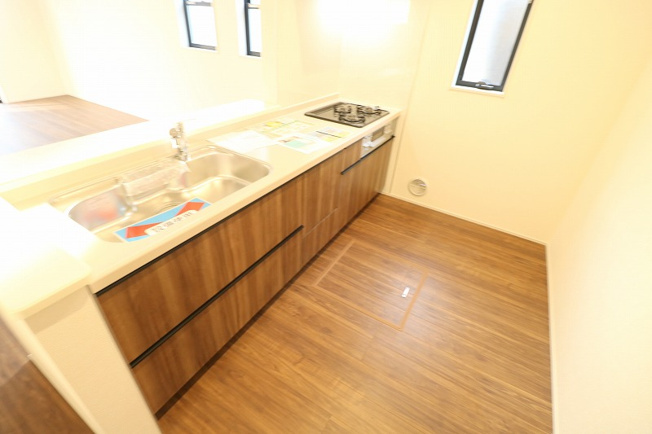 【キッチン】 | 富士見市渡戸1丁目　新築一戸建住宅　全14棟　(ふじみ野店) | キッチン横には窓を設けており、お料理後に効率良く換気ができます。