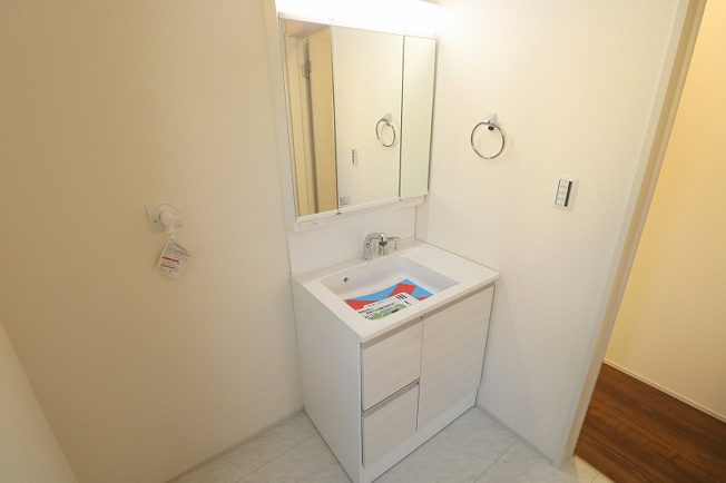 【洗面所】 | 富士見市渡戸1丁目　新築一戸建住宅　全14棟　(ふじみ野店) | 身支度がしやすく使い勝手の良い三面鏡洗面化粧台です。