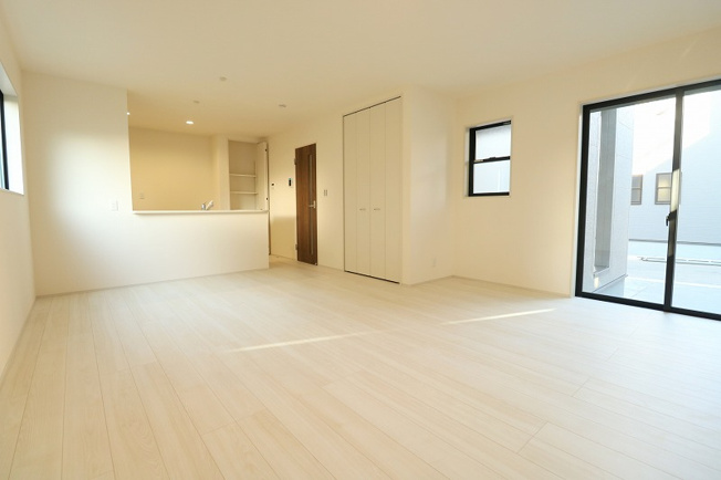 【居間・リビング】 | 富士見市渡戸1丁目　新築一戸建住宅　全14棟　(ふじみ野店) | 18帖超のLDK。
暮らしの中心となるリビングは、家族みんなが心地よく過ごせる空間に。