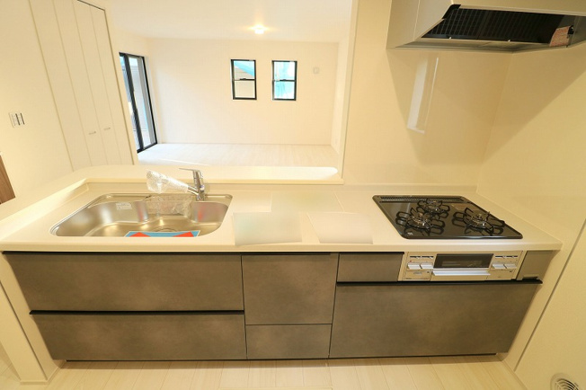 【キッチン】 | 富士見市渡戸1丁目　新築一戸建住宅　全14棟　(ふじみ野店) | リビングを見渡せる対面式キッチンを採用。