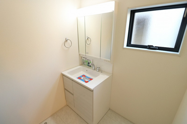 【洗面所】 | 富士見市渡戸1丁目　新築一戸建住宅　全14棟　(ふじみ野店) | 身支度のしやすい三面鏡洗面化粧台です。