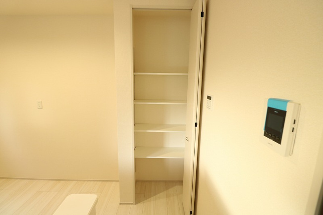 【収納】 | 富士見市渡戸1丁目　新築一戸建住宅　全14棟　(ふじみ野店) | キッチン用品や長期保存可能な食料品の収納に便利なキッチン収納。