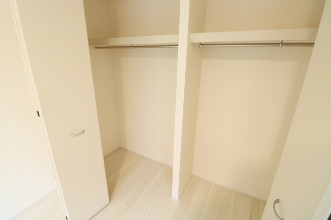 【洋室】 | 富士見市渡戸1丁目　新築一戸建住宅　全14棟　(ふじみ野店) | 洋室8.5帖
主寝室のクローゼットは2つに仕切られており、ご夫婦で衣類を分けて掛けることができます。