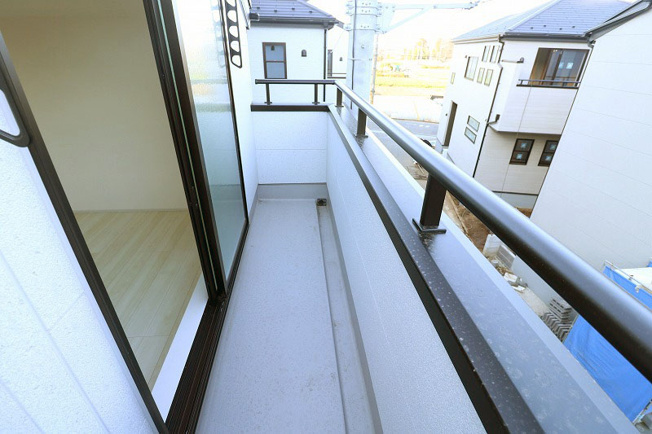 【バルコニー】 | 富士見市渡戸1丁目　新築一戸建住宅　全14棟　(ふじみ野店) | 心地よい風と陽光が舞い込むバルコニー。