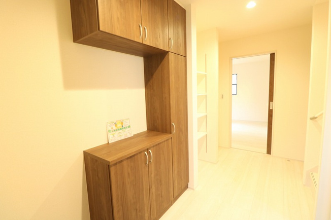 【玄関】 | 富士見市渡戸1丁目　新築一戸建住宅　全14棟　(ふじみ野店) | 収納力のあるコの字型のシューズボックス。