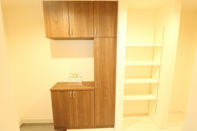 【玄関】 | 富士見市渡戸1丁目　新築一戸建住宅　全14棟　(ふじみ野店) | シューズボックスの隣には収納棚を設置しており、玄関の整理整頓がしやすくなります。