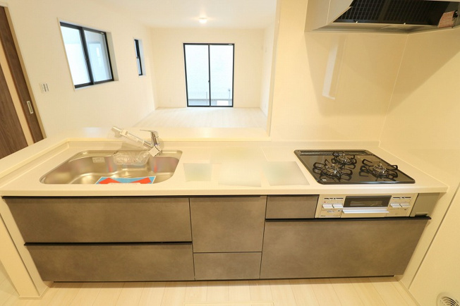 【キッチン】 | 富士見市渡戸1丁目　新築一戸建住宅　全14棟　(ふじみ野店) | リビングにいるお子様の様子を見守れる対面式キッチン。