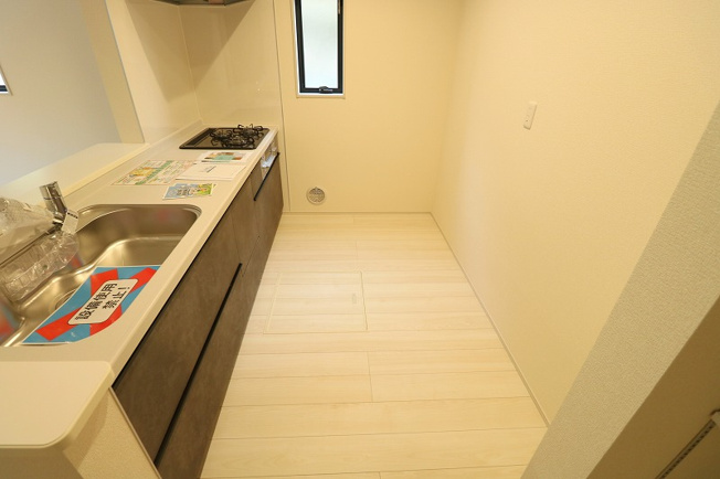 【キッチン】 | 富士見市渡戸1丁目　新築一戸建住宅　全14棟　(ふじみ野店) | キッチン横には窓を設けており、お料理後の換気がスムーズになります。