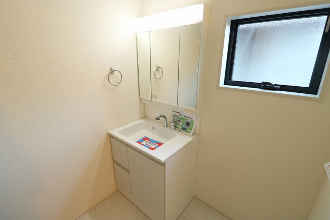 【洗面所】 | 富士見市渡戸1丁目　新築一戸建住宅　全14棟　(ふじみ野店) | 身支度のしやすい三面鏡洗面化粧台を採用。