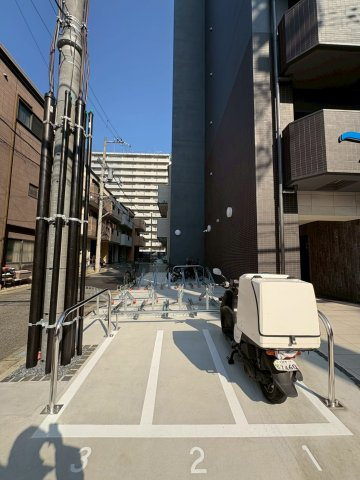 セレニテ夕陽丘エクラの駐車場