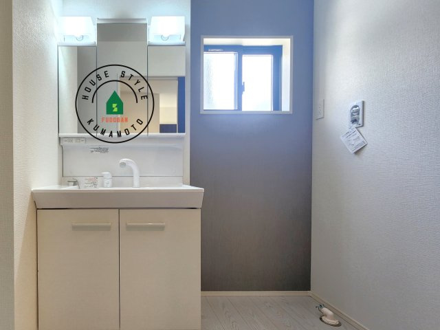 菊池郡大津町大字大津第8-3棟（6号棟）　の内観：施工例|毎日使うものだから清潔な空間を保ちたい水回り。洗面にはそんな願いを解消させてくれる収納アイデアが満載です。三面鏡の裏側にはキャビネットが現れ小物から背の高い物まで収納できます。