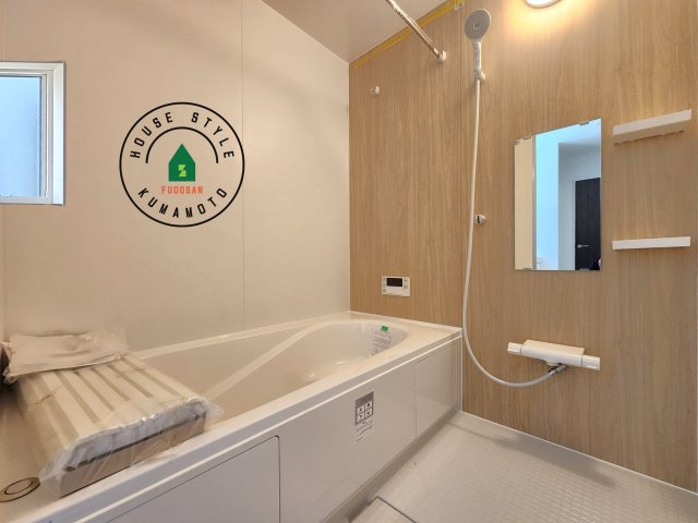 菊池郡大津町大字大津第8-3棟（6号棟）　の内観：施工例|ウ窓もあるので換気も安心ですね。同社仕様。1日の疲れを癒してくれる広々バスルーム。雨の日のお洗濯にも大活躍な浴室乾燥機付です！