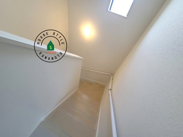 菊池郡大津町大字大津第8-3棟（6号棟）　の内観：施工例|階段からも明るい光が入ります。採光や通風も階段の重要な役割です。