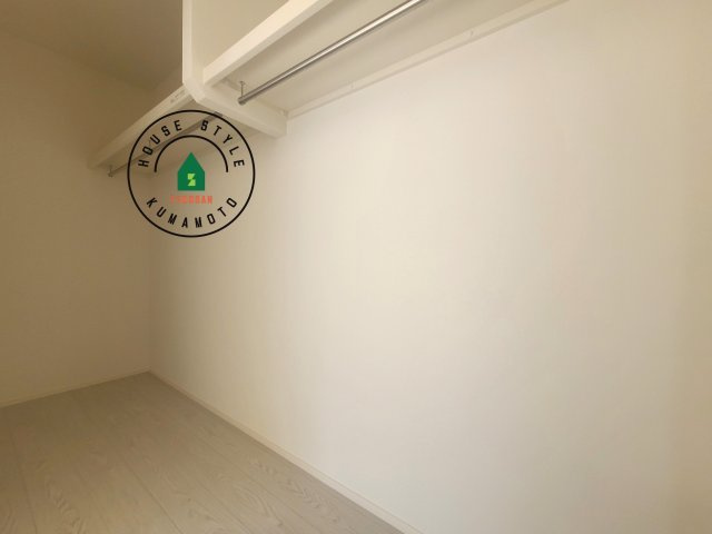 菊池郡大津町大字大津第8-3棟（6号棟）　の内観：施工例|洋服や大きな荷物が多い方や人数の多いご家族などは、一般的なクローゼットよりもウォークインクローゼットのほうが使い勝手が良いです。