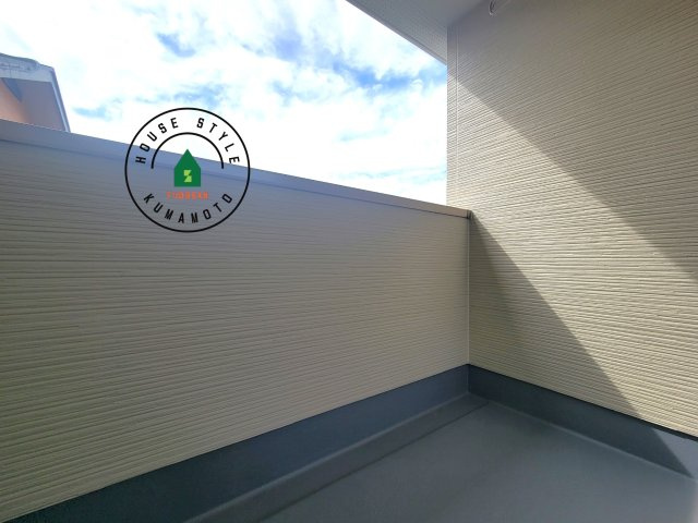 菊池郡大津町大字大津第8-3棟（6号棟）　の外観：施工例|風をしっかりと感じられるバルコニーでは、毎日が洗濯日和です。広々としているので洗濯も楽しくなるでしょうし、気分転換にバルコニーからの眺めを楽しむのもいいでしょう。