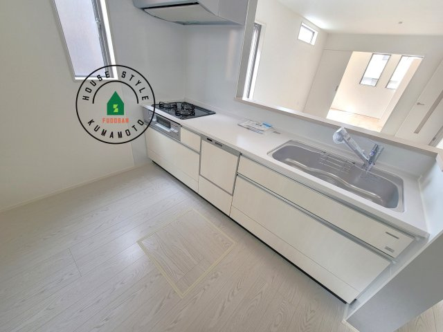 菊池郡大津町大字大津第8-3棟（6号棟）　の内観：施工例|ダイニングテーブルへの配膳がラクラク、お料理はかどるカウンター付きシステムキッチン！