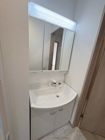 三木市志染町青山１丁目新築戸建１号棟の独立洗面台