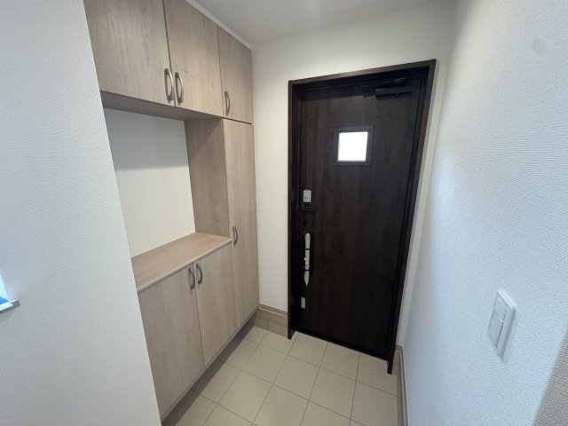 三木市志染町青山１丁目新築戸建１号棟の玄関