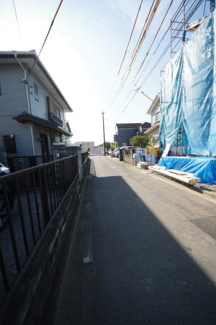 【前面道路含む現地写真】 | 令和８年１月１８日撮影　建築中