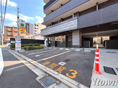 【駐車場】 | プレサンス　THE　MOTOYAMA | 駐車場に車を止められます