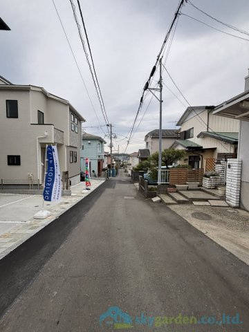 秦野市ひばりヶ丘　新築戸建　全2棟1号棟の前面道路含む現地写真