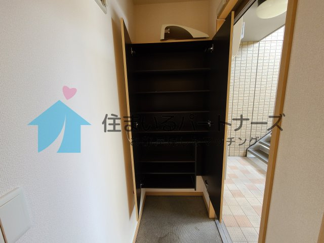 カーサマローンA棟の玄関|明るい玄関です