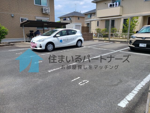 カーサマローンA棟の駐車場|駐車スペースもあります