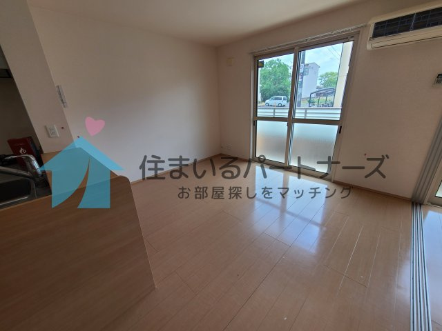 カーサマローンA棟の居間・リビング|使いやすいリビングです