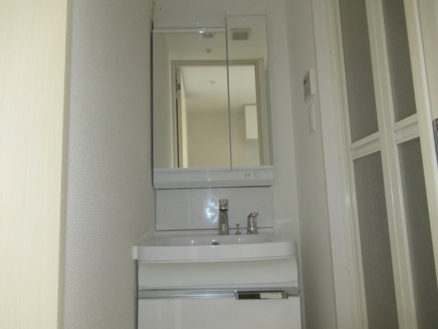 ソルテラスＫＯＢＥ湊町の洗面所|スペースが確保できる洗面所です