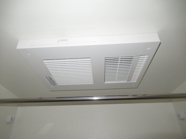 ソルテラスＫＯＢＥ湊町の浴室|浴室乾燥暖房機つきです