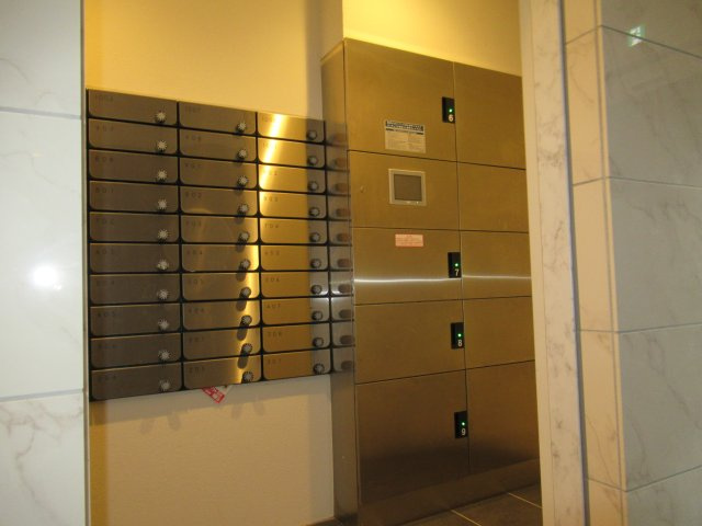 ソルテラスＫＯＢＥ湊町のその他共用部分|集合ポストと宅配ボックスです