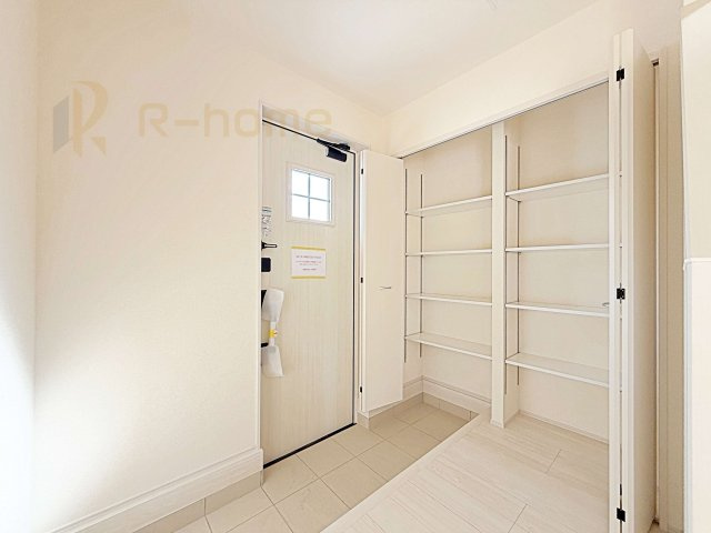古河市諸川第13　新築戸建て　1号棟の玄関|気持ちよくご家族やゲストを送迎できる穏やかな雰囲気の玄関♪大きな下駄箱で玄関廻りスッキリ♪