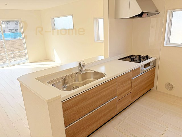 古河市諸川第13　新築戸建て　1号棟のキッチン|料理をしながら家族とコミュニケーションが取れる対面式システムキッチン。