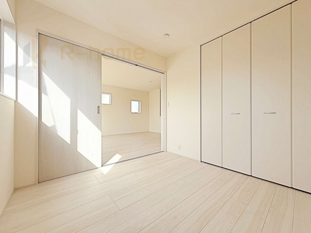 古河市諸川第13　新築戸建て　1号棟の洋室|1階洋室はゲストルーム、キッズスペースとしても利用可能♪
開放してリビングと繋げればゆとりの大空間！