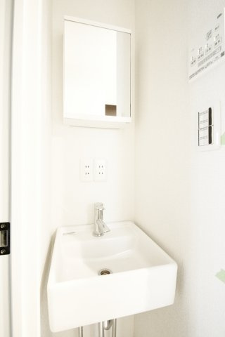 アクティ氷川台の独立洗面台|独立洗面台、小物を置くことができて便利です