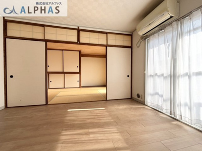 【居間・リビング】 | 青山台住宅70号棟 | リビング横に隣接する和室の扉を広げると、さらに開放感が増します♪