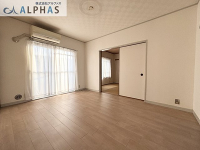 【居間・リビング】 | 青山台住宅70号棟 | リビング横に隣接する和室の扉を広げると、さらに開放感が増します♪