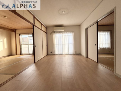 【居間・リビング】 | 青山台住宅70号棟 | リビング横に隣接する和室の扉を広げると、さらに開放感が増します♪