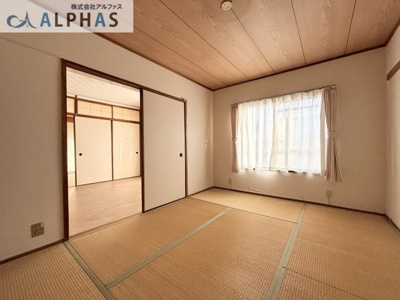 【和室】 | 青山台住宅70号棟 | リビング横に隣接する和室の扉を広げると、さらに開放感が増します♪