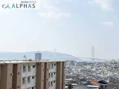 【外観】 | 青山台住宅70号棟 | 南向き・眺望良好！バルコニーからは明石海峡大橋が望めます♪