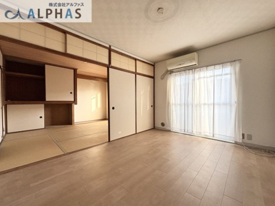 【居間・リビング】 | 青山台住宅70号棟 | 明るく広々リビング！！ご家族の団らんにゆったりした空間♪