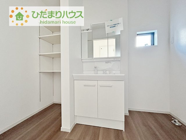 【独立洗面台】 | 土浦市天川6期　新築戸建 | 三面鏡の大きな鏡は憧れます(^^♪
鏡の後ろは収納となっていて、細かいものでも収納できるのでスッキリと整理できます！