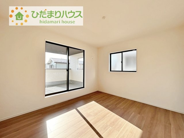 【寝室】 | 土浦市天川6期　新築戸建 | バルコニーに面していて、たっぷり光りの入る明るい主寝室です！