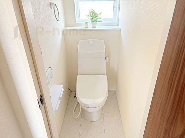 古河市諸川第13　新築戸建て　2号棟のトイレ|温水洗浄便座付きのトイレ。
トイレが２ヵ所設置で朝の忙しい時間でも安心です。