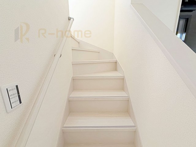 古河市諸川第13　新築戸建て　2号棟の内装|手すりのついた階段！小さなお子様の利用も一安心です♪