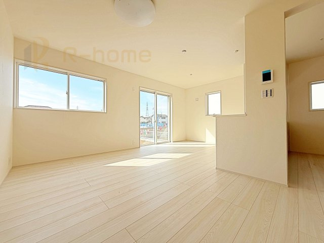 古河市諸川第13　新築戸建て　2号棟の居間・リビング|開放感のあるリビングには収納スペースもあり、ゆったりした空間を保てます♪