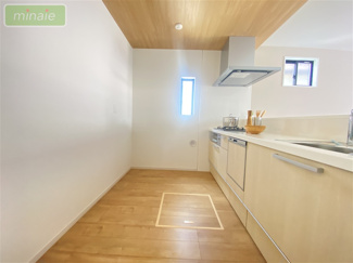 【キッチン】 | 小学校11分　スーパー9分　LDK23帖　泉　限定1区画　 | 食器棚や冷蔵庫を置くには十分なスペース♪　同タイプ