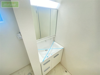 【独立洗面台】 | 小学校11分　スーパー9分　LDK23帖　泉　限定1区画　 | 三面鏡の裏や下段にも収納スペースが豊富♪　同タイプ