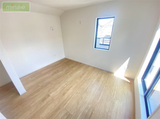 【洋室】 | 小学校11分　スーパー9分　LDK23帖　泉　限定1区画　 | 2階洋室も陽が差し込んでいます♪　同タイプ