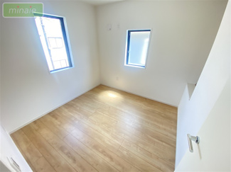 【洋室】 | 小学校11分　スーパー9分　LDK23帖　泉　限定1区画　 | 2階洋室も陽が差し込んでいます♪　同タイプ